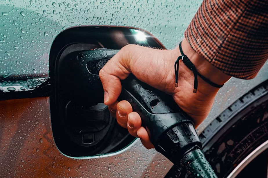 Se faire payer pour recharger son VÉ à la maison : ce qu'il faut vraiment savoir
