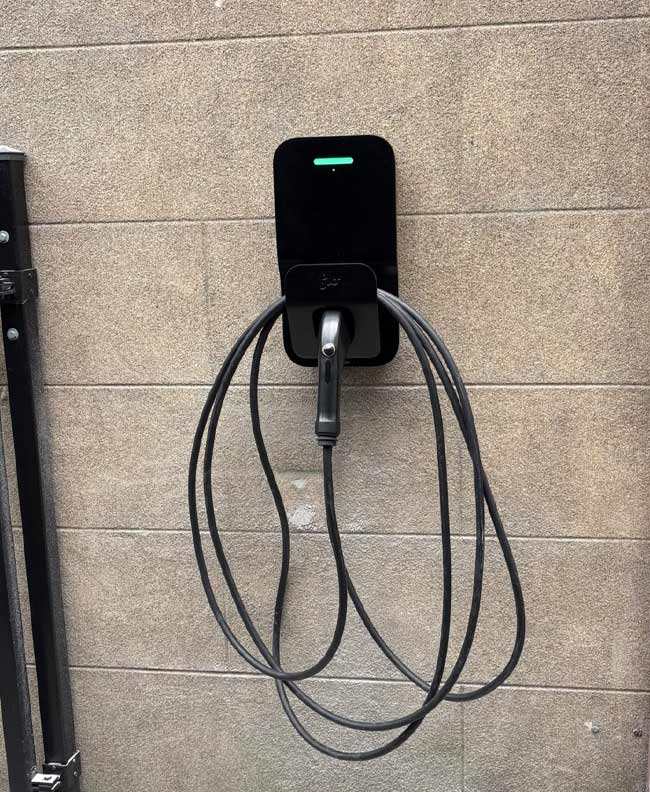 Borne de recharge installée à Outremont par bornotto