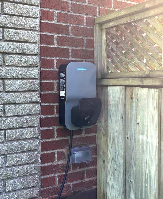 Borne de recharge installée à Saint-Bruno par bornotto