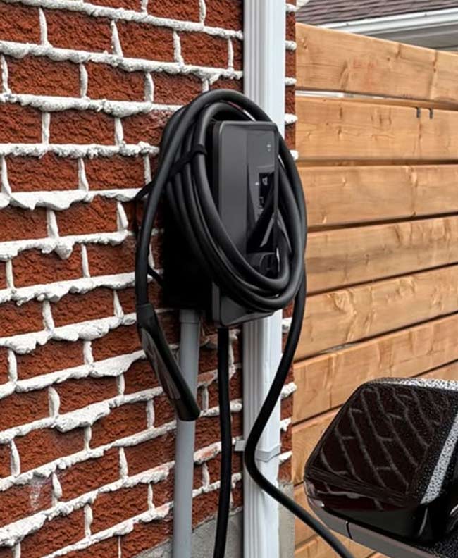 Borne de recharge installée à Saint-Constant par bornotto