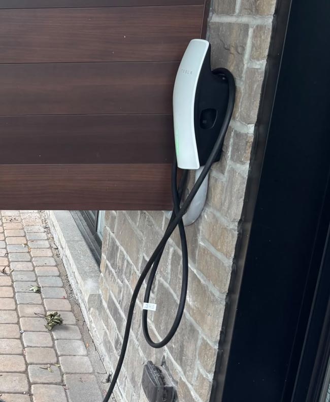 Borne de recharge installée à Brossard par bornotto